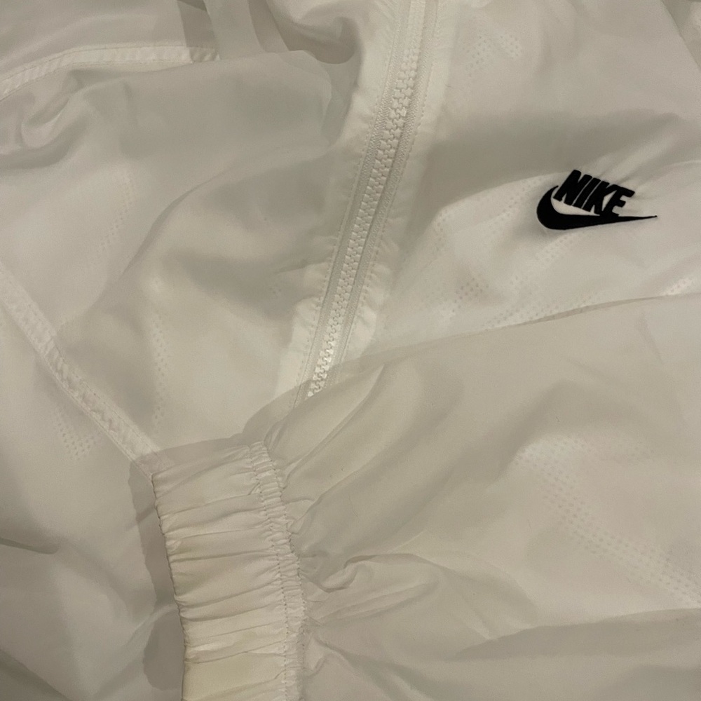 NIKE WHITE WINDRUNNER/JACKET
SIZE MEDIUM - image 4